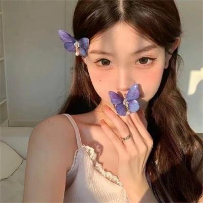 背后的她,眼前的我